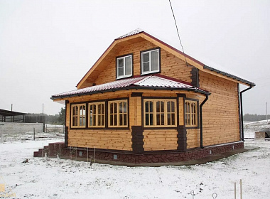 Двухэтажный дом из бруса 142х130 с крыльцом