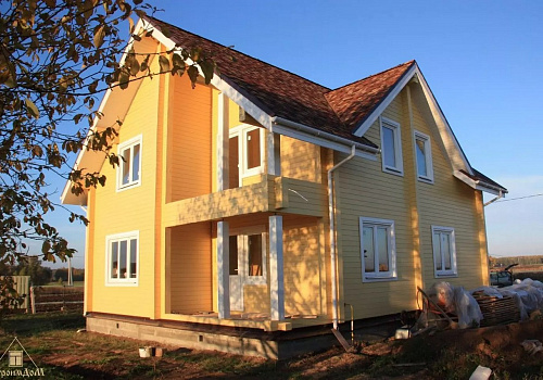 Двухэтажный дом из бруса 192х130 с террасой и балконом 0
