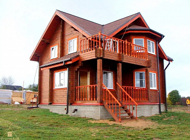 Двухэтажный дом из бруса 188х130 с крыльцом, с террасой и балконом